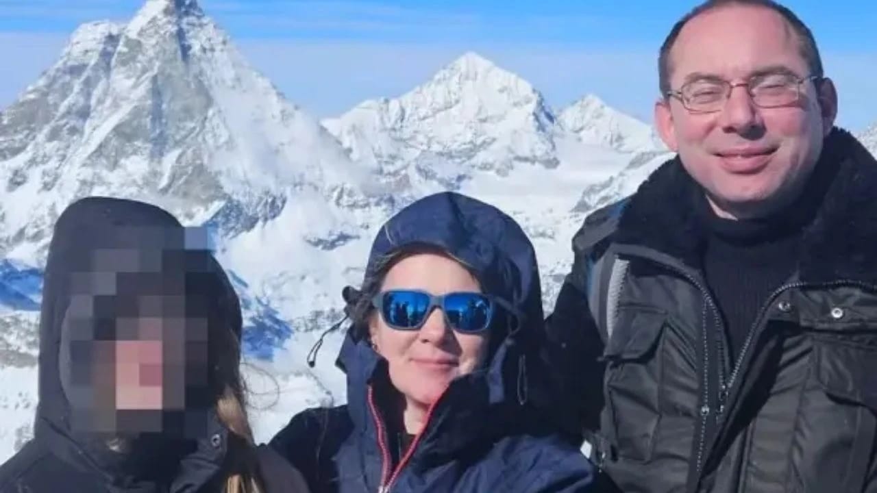 Valideynlərini öldürüb dostlarına fotolar göndərdi