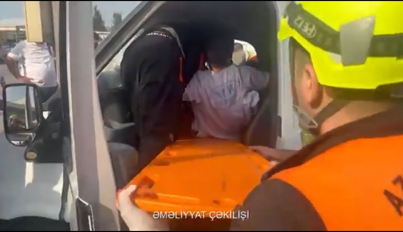 Bakıda avtomobil səkiyə çırpıldı, sürücü nəqliyyat vasitəsində sıxılı vəziyyətdə qaldı - VİDEO