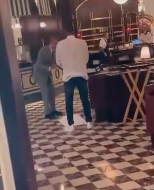 Oğlan restoranın ortasında namaz qıldı