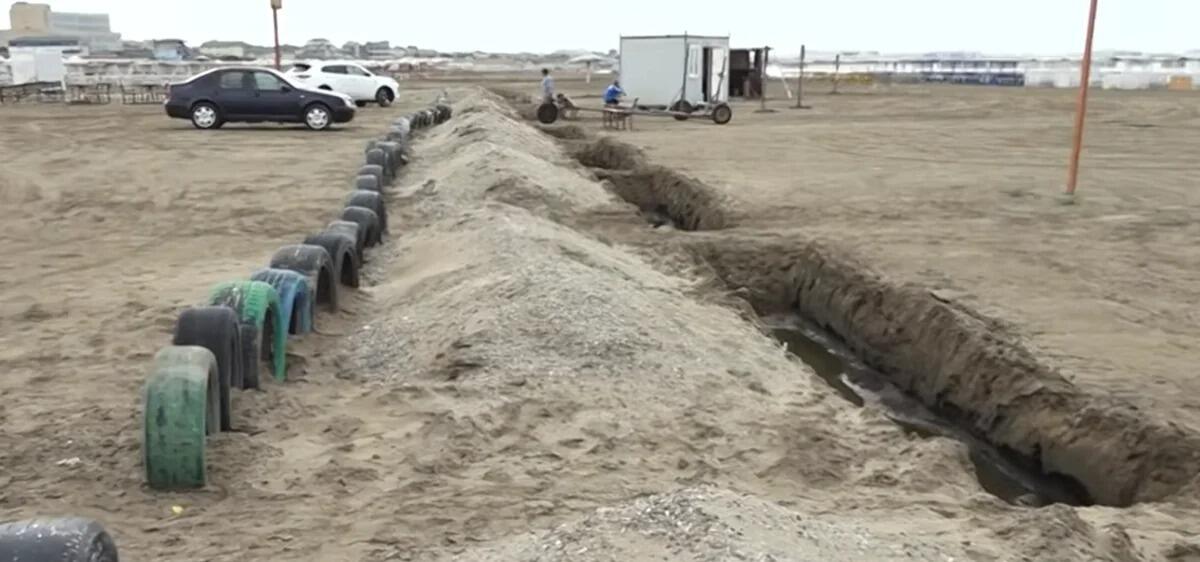Novxanı çimərliyində xəndəklər qazılıb:Sürücülərin yolu kəsilib