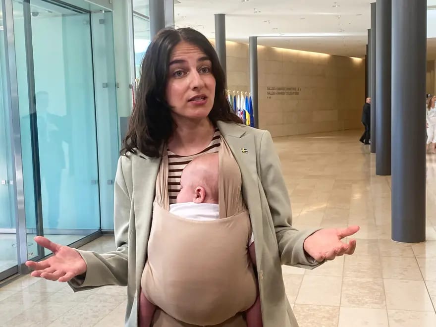 Aİ sammitində bir ilk: İsveçli nazir körpəsini özü ilə gətirdi 