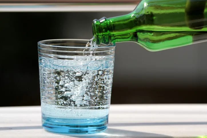 Nə üçün mineral su həmişə yaşıl şüşə qablarda satılır?