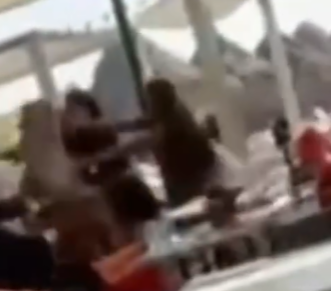 Bakıda restoranda bloqerlər saçyolduya çıxdı - Video