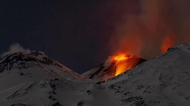 Etna vulkanı nəhəng kül buludları püskürdü