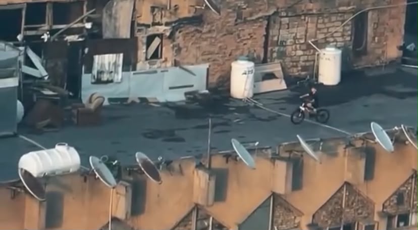 Azyaşlı binanın damında velosiped sürdü – Polis araşdırmaya başladı - VİDEO
