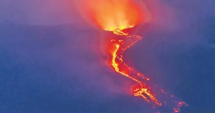 Etna dağı püskürüb