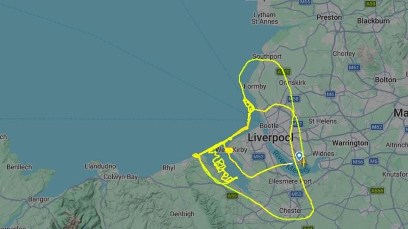 Pilot təyyarə ilə səmada 