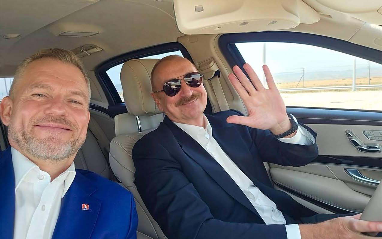 Prezidentin maşınında selfi çəkdi - Foto