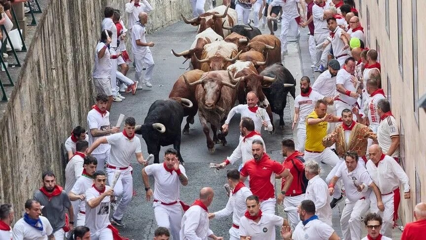 İspaniyanın məşhur öküz qaçışında 70-dən çox insan yaralanıb