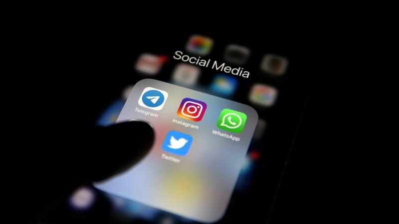 Böyük Britaniyada gecə saatlarında sosial media məhdudiyyətləri tətbiq olunur
