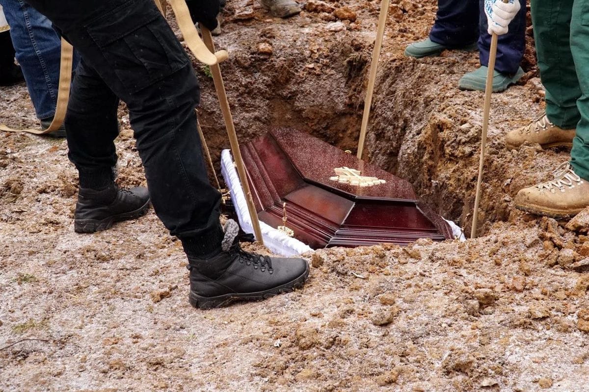 Həbsdən yayınmaq üçün öz dəfn mərasimini təşkil etdi