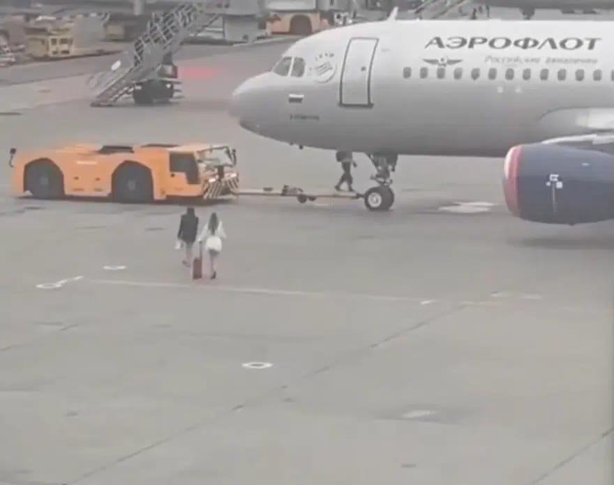 Toya çatmaq üçün təyyarənin arxasınca qaçdılar