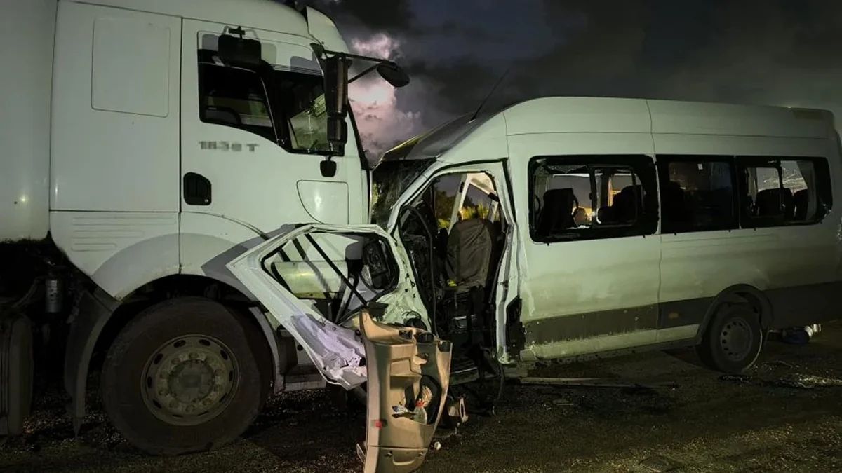 Türkiyədə avtobus yük maşını ilə toqquşub: Bir ölü, 15 yaralı