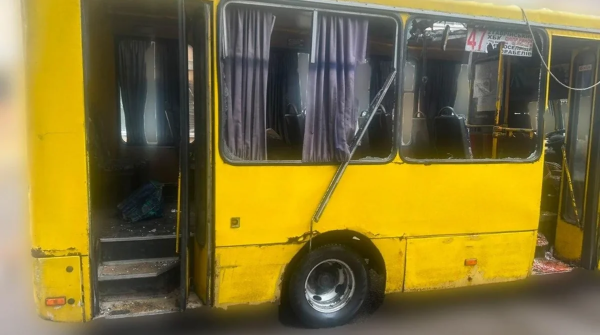 Xersonda avtobus dronla vuruldu: 4 ölü, 5 yaralı var - (Foto)