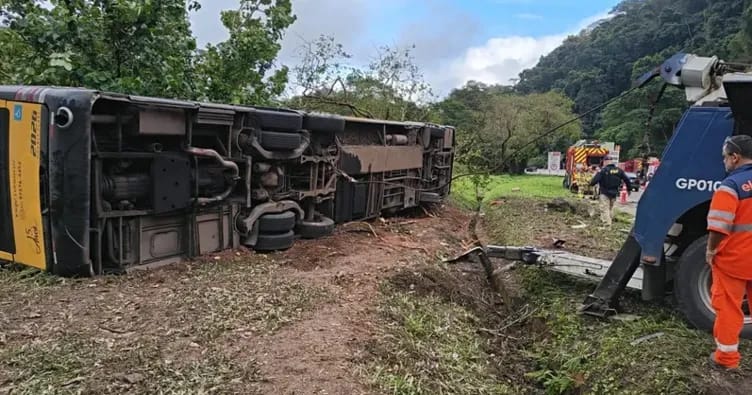 Braziliyada mikroavtobus və yük maşını toqquşdu, 23 nəfər həlak oldu