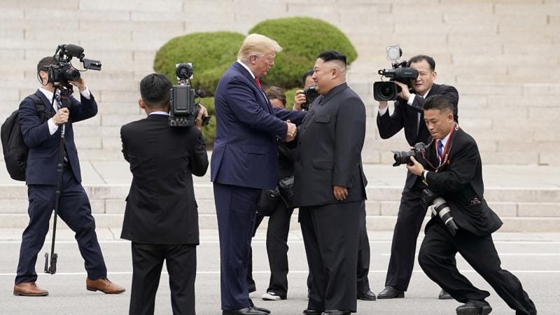 Tramp Kim Çen In ilə dost olmaq istəyir