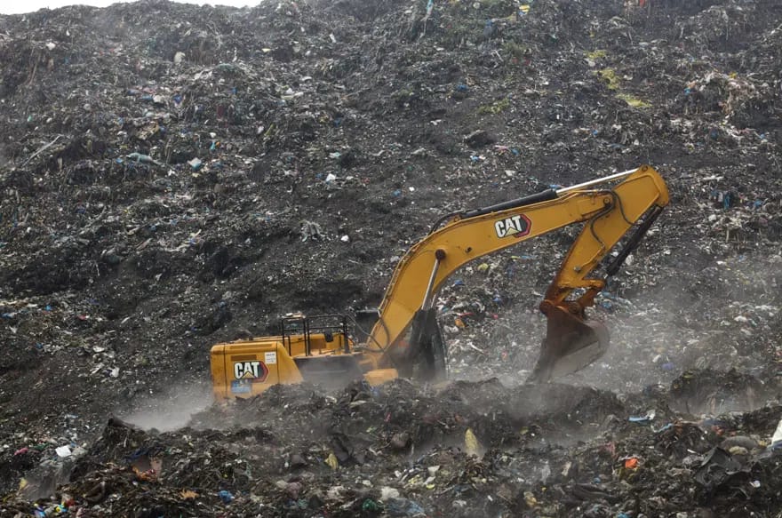 Zibil yığını evləri basdı: Tonlarla tullantı altında 30 nəfər həlak oldu