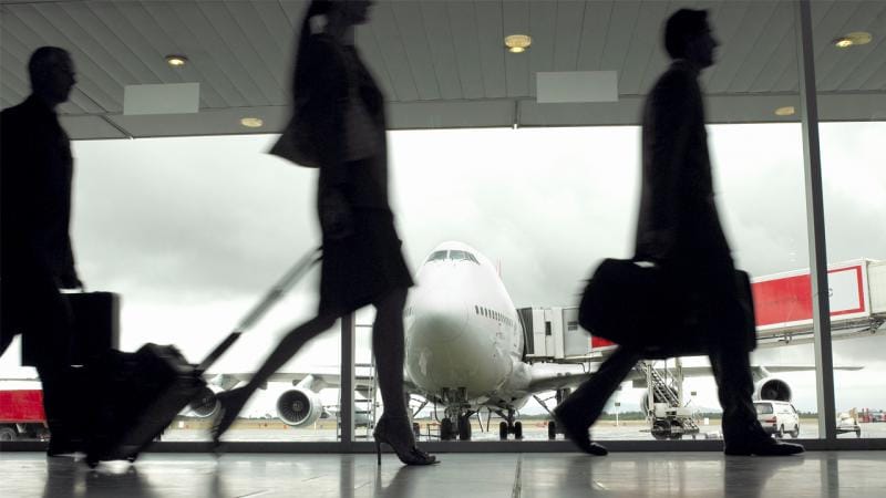 Aeroportda yerüstü xidmət işçisini təyyarə vurub