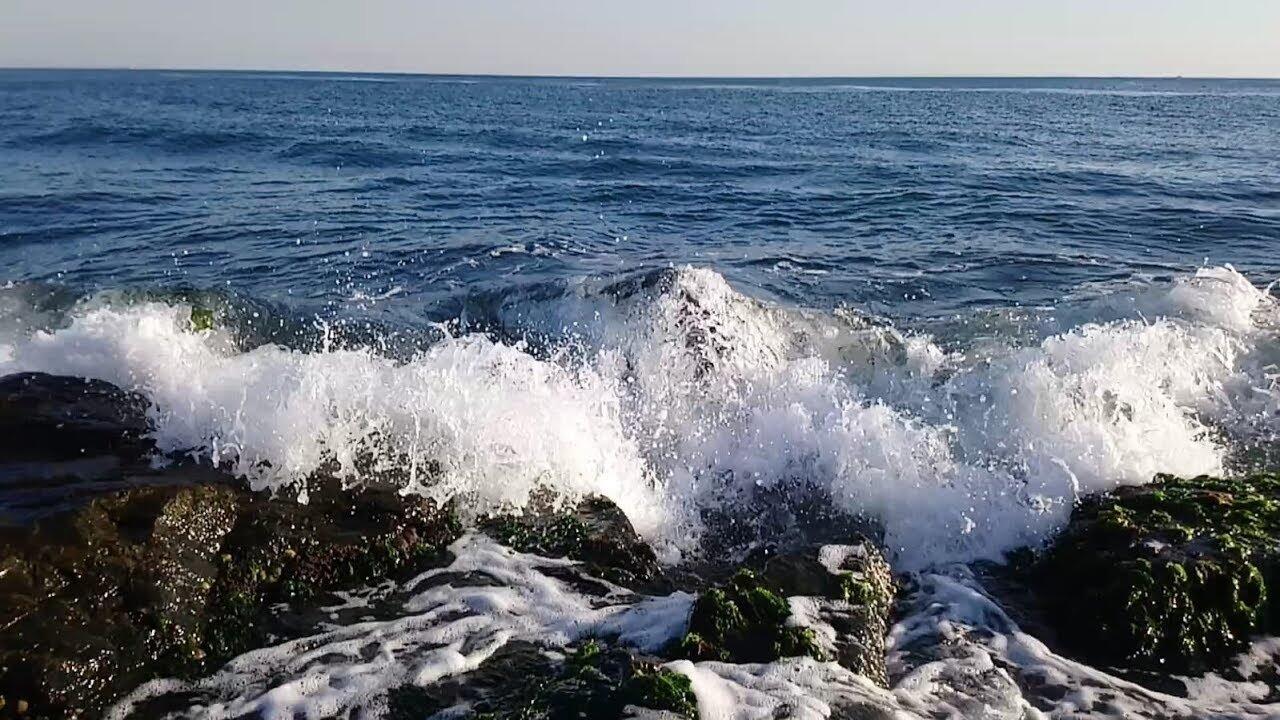 Xəzərdə gəzinti qayığı qayaya çırpıldı - Ölənlər və yaralananlar var