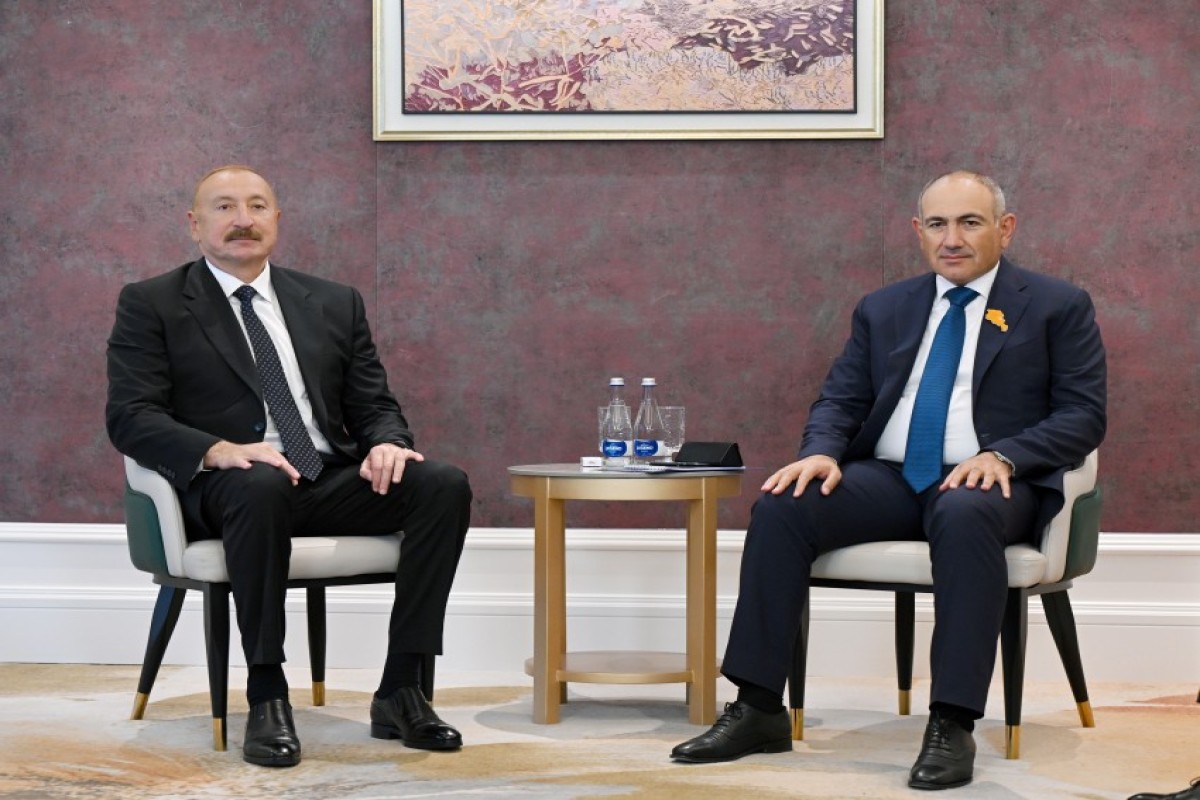 İlham Əliyevlə Nikol Paşinyan arasında görüş keçirilir - FOTOLAR