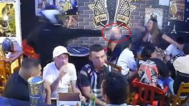 Bara dəbilqə taxaraq daxil oldu, silahını çıxarıb məkanı qan gölünə çevirdi
