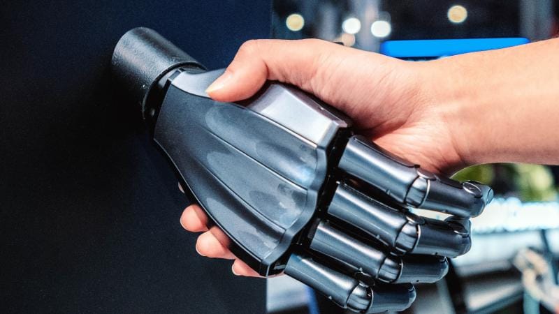 Botlarla qarşılıqlı əlaqədə olduqca biz də robotlaşırıq