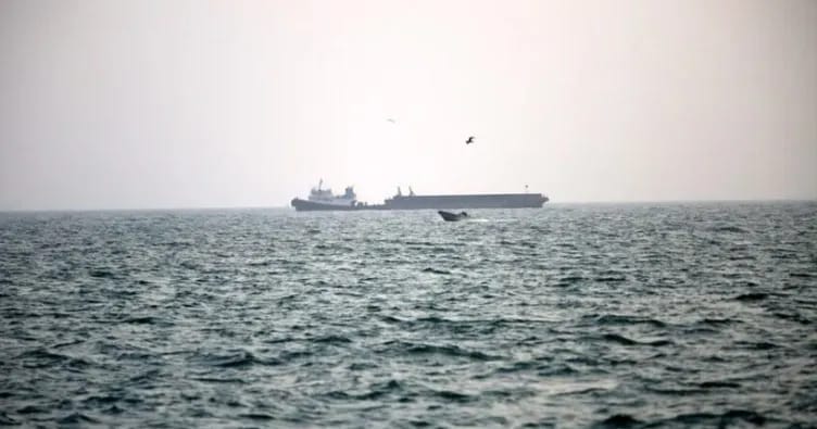 Hürmüz boğazında iki ABŞ gəmisi və səkkiz tanker hədəf alınıb
