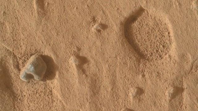 NASA Marsda sirli dəliklər aşkar edib