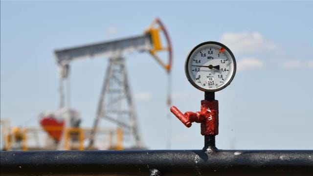 Brent markalı neftin bir bareli 100,30 dollardan satılır