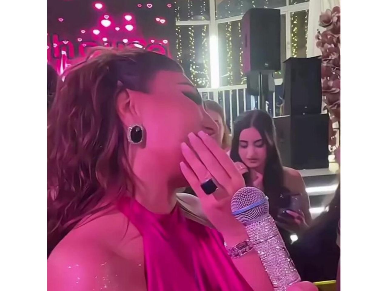 Şəbnəm Tovuzlu fanatına ağız büzdü – (Video)