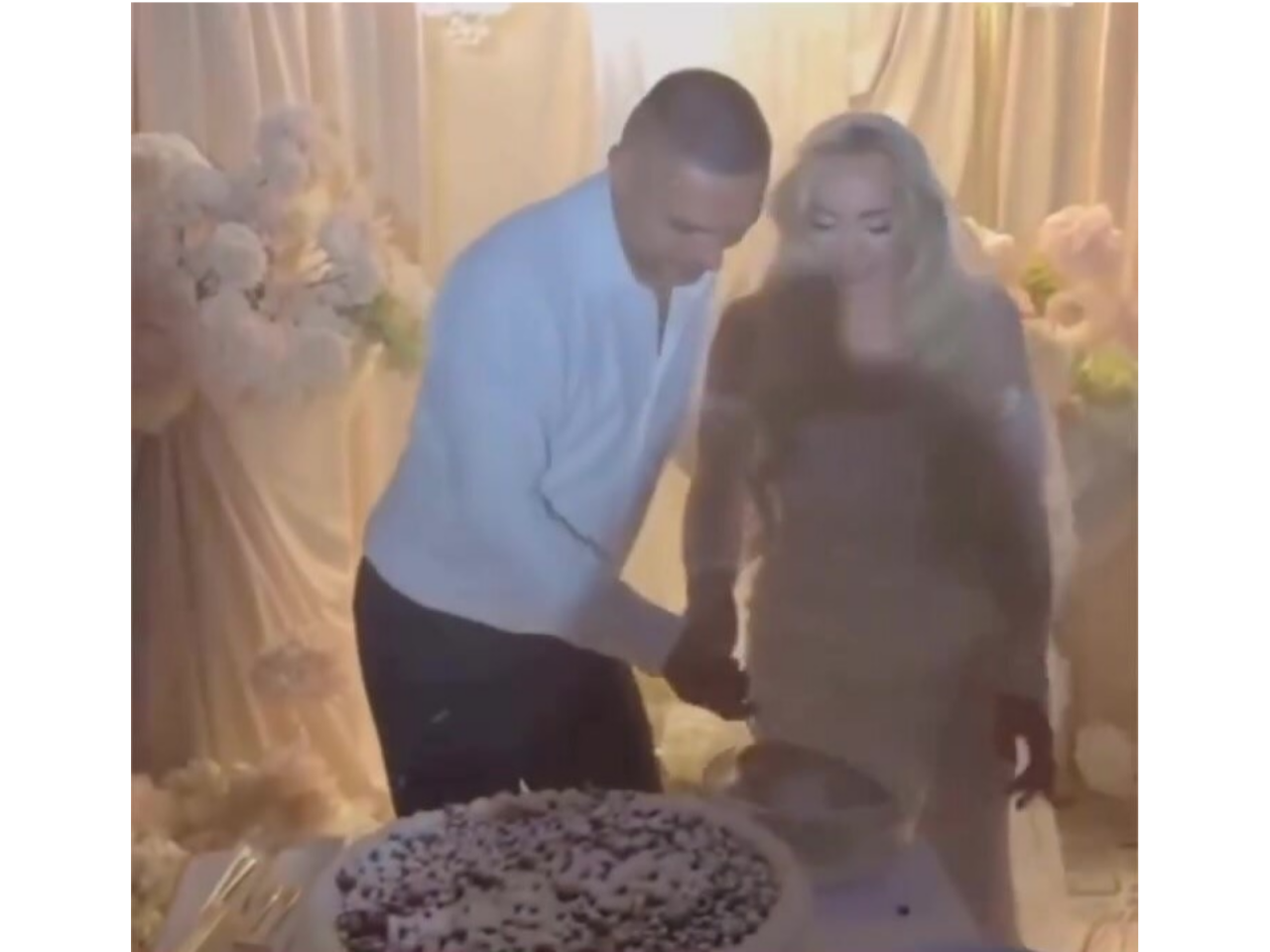 Toyda bəy özündən çıxdı: Tortu yerə çırpdı - (Video)