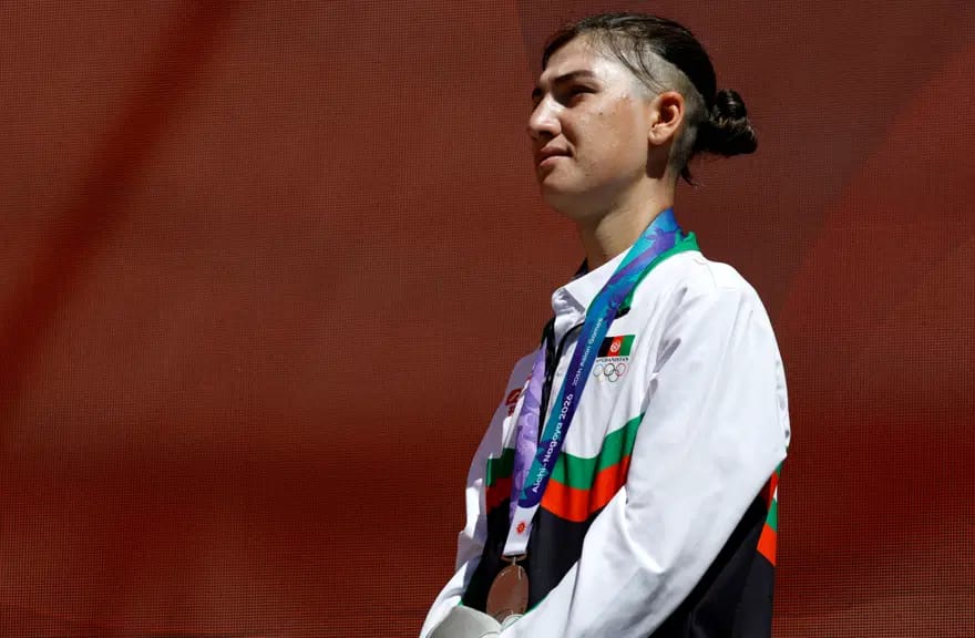 Kişi paltarında velosiped sürərək Asiya Oyunlarında medal qazandı