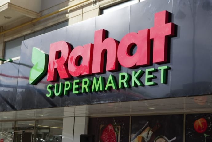 “Rahat Market”dən alınan şokoladlı şirniyyatın içindən canlı qurd çıxdı – VİDEO