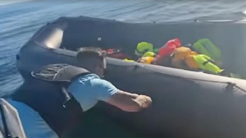 İfrat sağçı fəal La-Manş boğazında miqrant qayığını bıçaqla kəsib
