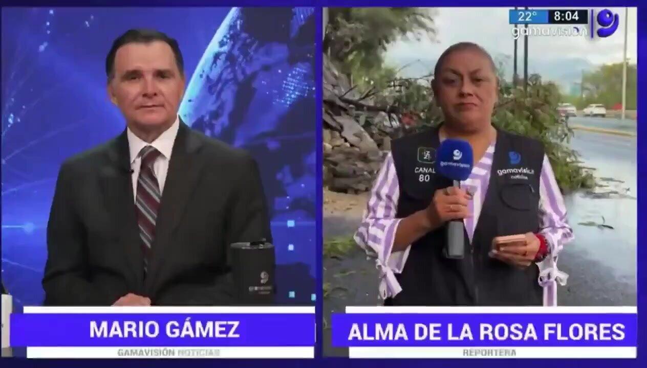 Canlı yayım zamanı dəhşətli anlar - Jurnalistlər maşının altında qaldı - (Video)