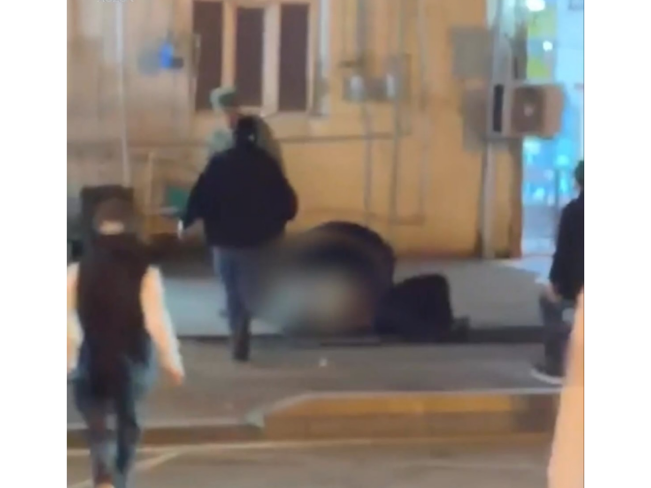 Bakıda 40 yaşlı kişi 24 yaşlı arvadını bıçaqlayaraq öldürdü - Cinayətin Videosu