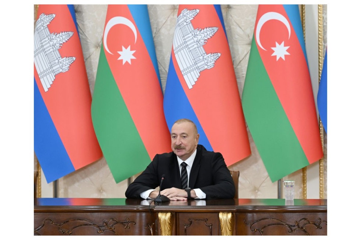 Prezident Kamboca Baş naziri ilə mina problemini müzakirə edib