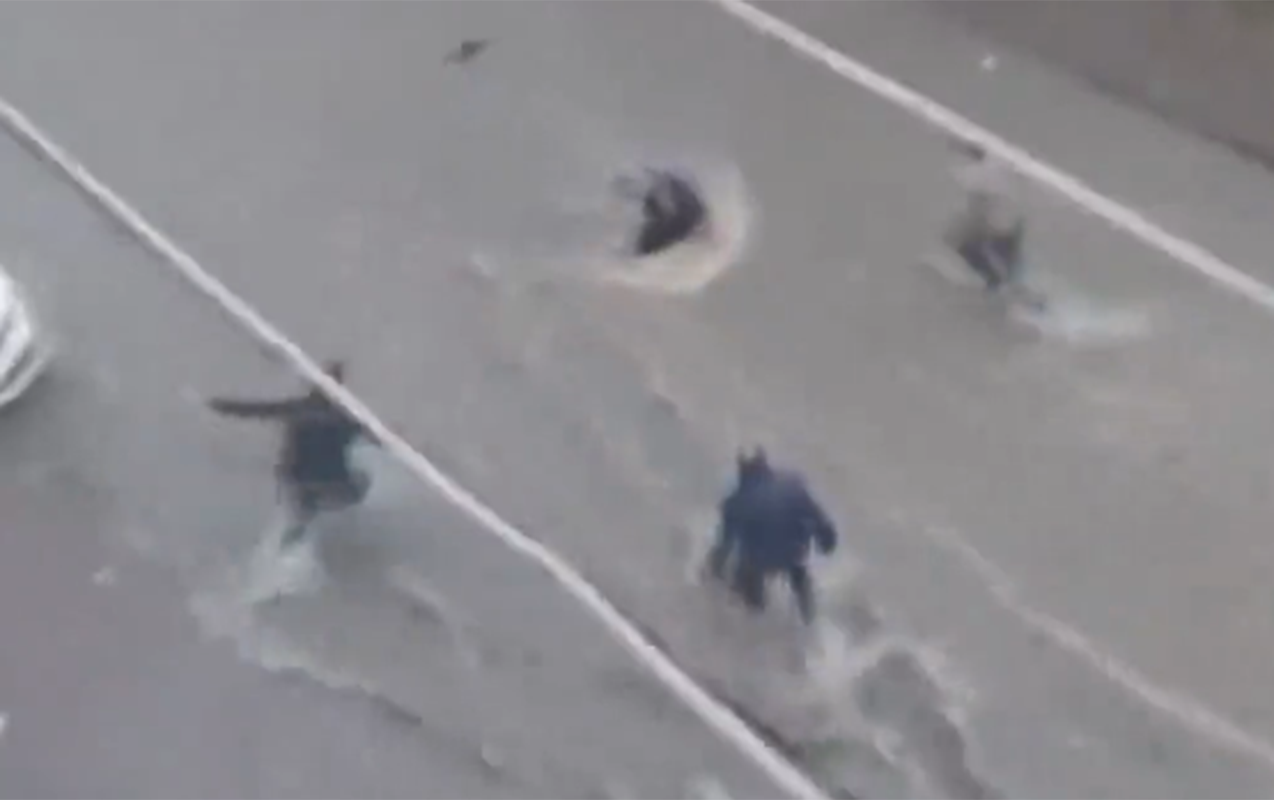 İstanbulda leysan, sel qadını apardı - Video