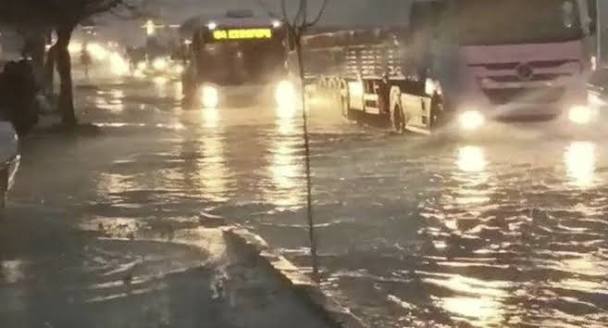 İstanbulda seldə ölənlərin sayı 3-ə çatıb, 4 nəfər itkin düşüb
