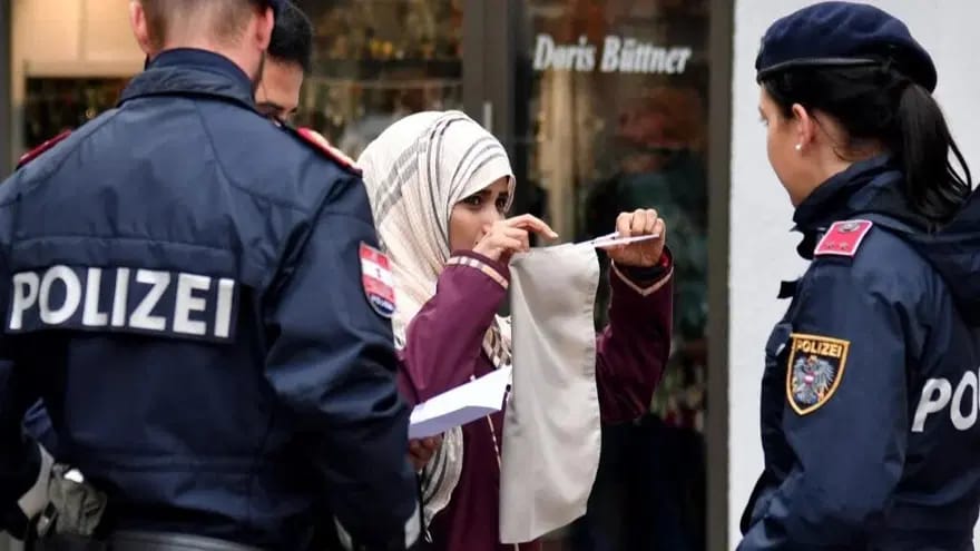 Avstriya məktəblərində baş örtüyü qadağası: Ailələri cərimə gözləyir