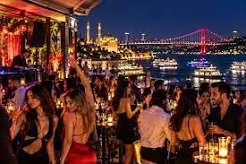 Gündüz əxlaq dərsi, gecə əyləncə: Ərdoğanın Türkiyəsində İstanbulun görünməyən üzü