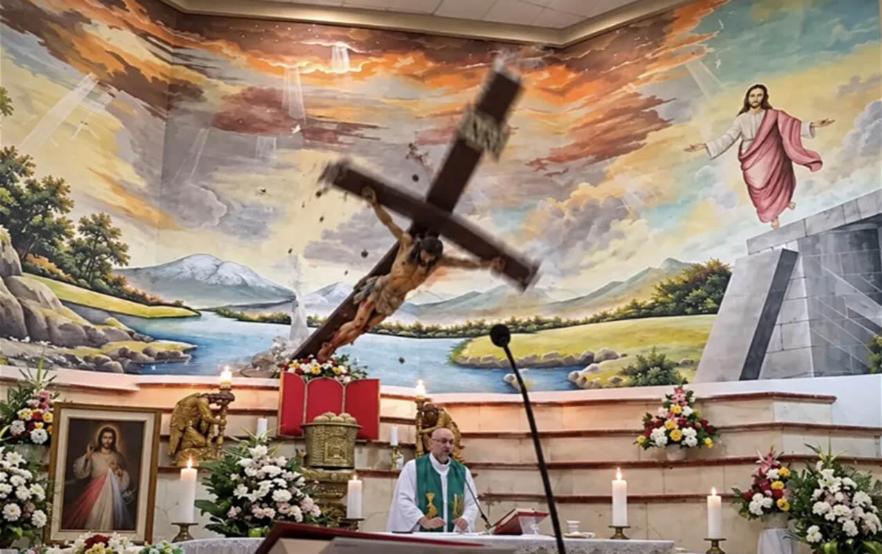 Canlı yayım zamanı rahibin başına xaç düşdü, öldü - (Video)