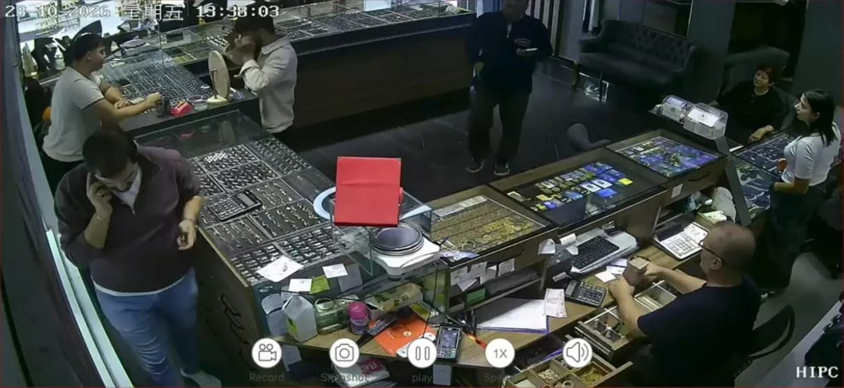 Saxta qızıl satmaq üçün bir neçə zərgərlik mağazasına baş çəkən iki nəfər yaxalandı