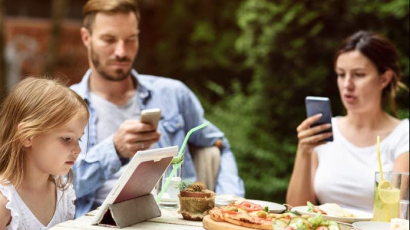 İtaliyanın Sardiniya adasındakı restoranlarda ailələr üçün telefon qadağası