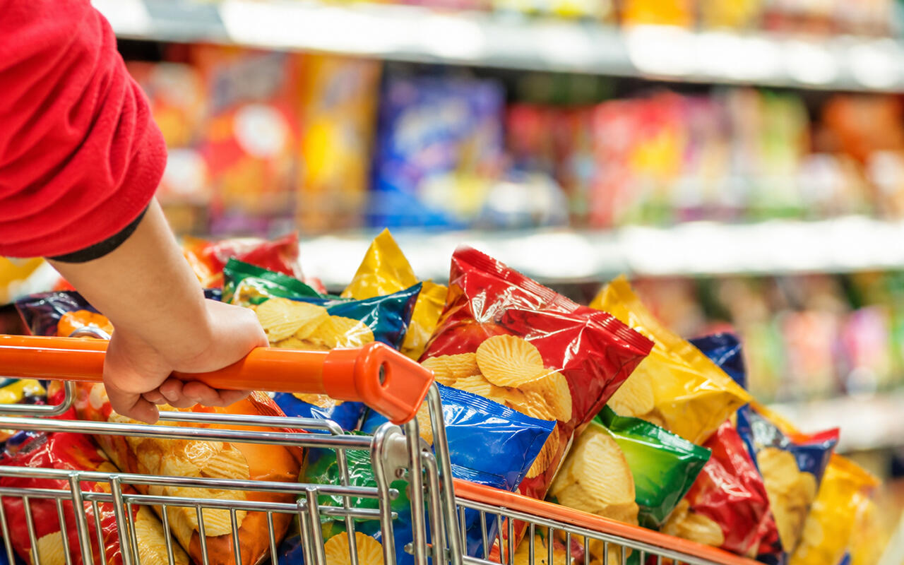 Bakıda supermarket müdirinin 100 minlik fırıldağı - Çipsilərə görə həbs edildi