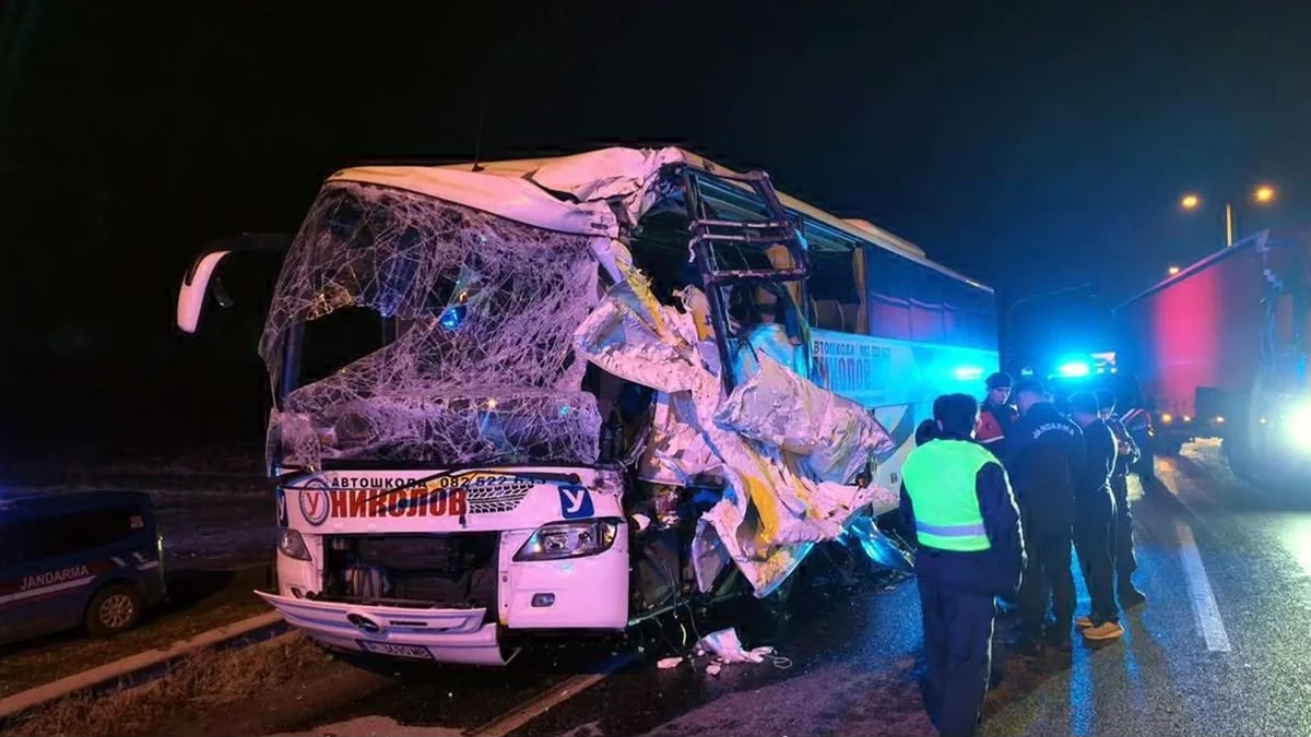 Bolqarıstandan İstanbula turist aparan avtobus TIR-a çırpılıb, yaralananlar var