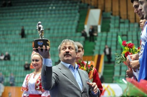 Vitse-prezident `selfie` çəkərkən çaya yıxıldı