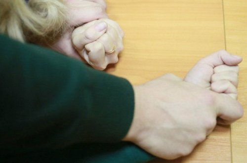 21 yaşlı qızı 10 gün bağlı saxlayıb zorladı