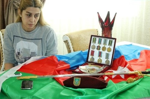 Süleyman Dəmirəlin qılınc bağışladığı