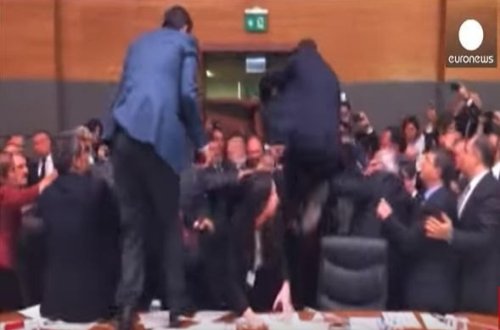 Erməni deputat Türkiyə parlamentində dava saldı